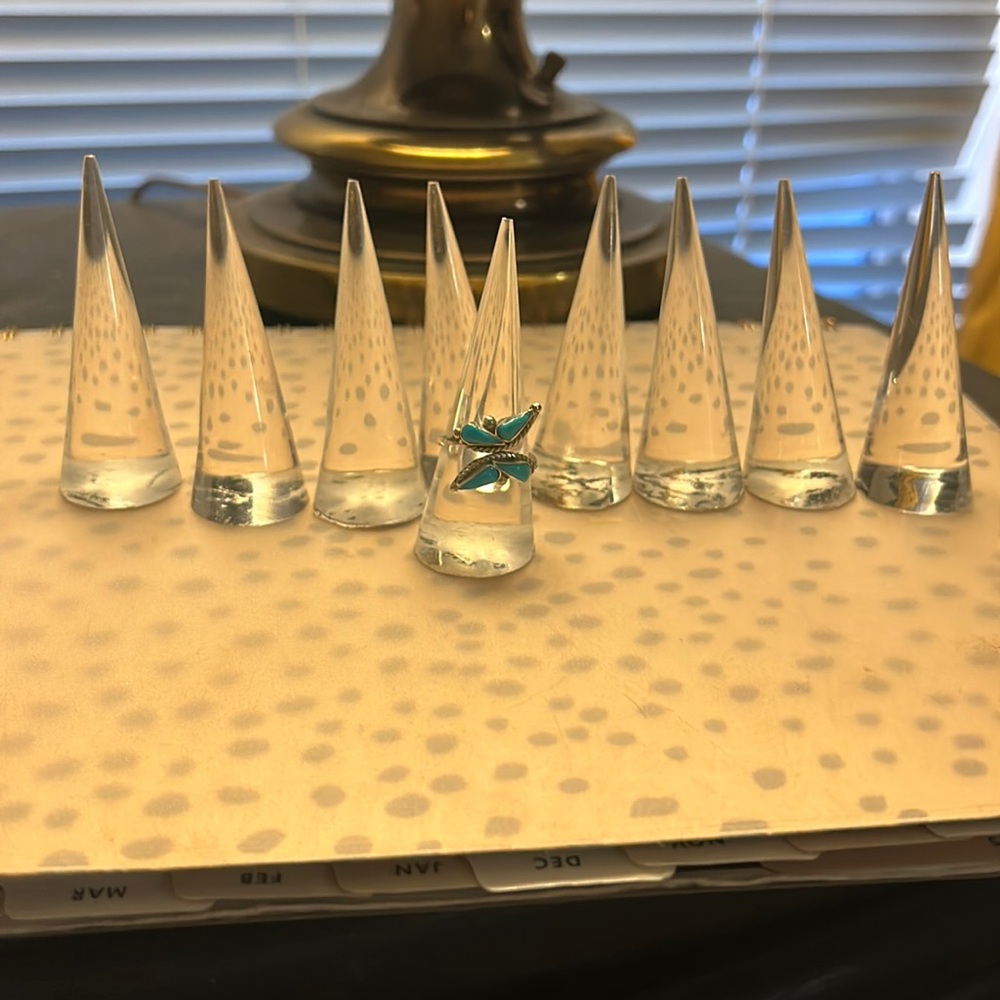 10 glass inspired ring displays
